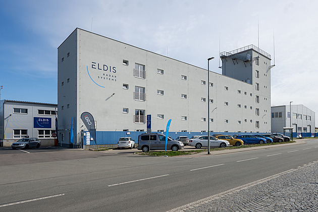 Výrobce radarů má v Pardubicích novou halu, areálu dominuje sedmipatrová věž