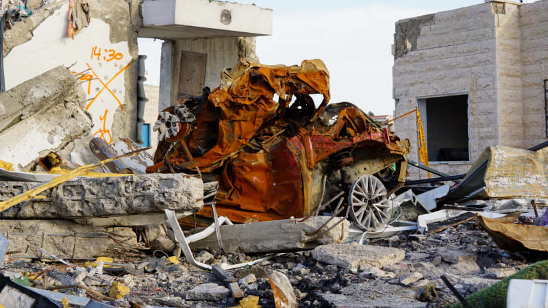 Šílené, smutnil Macinka u kráteru po raketě. Íránský útok na synagogu ukončil devět životů