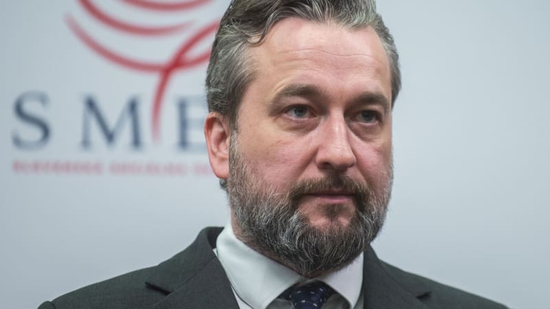 Ficův člověk Blaha začíná učit na moskevské „líhni špionů“. Přednáší tam Lavrov i Zacharovová