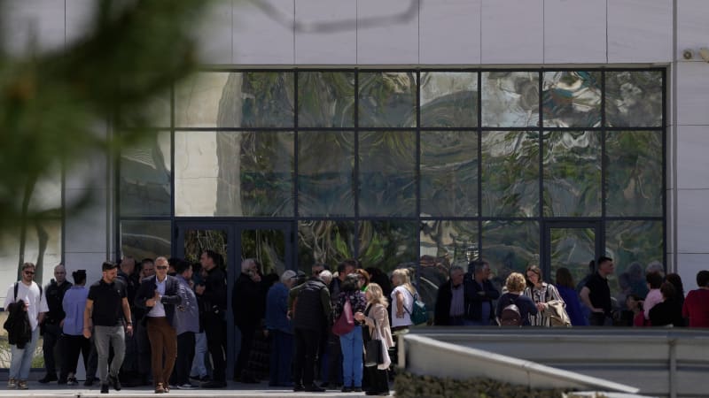 Střelba v Aténách: Pachatelem má být 89letý muž, policii uniká. Zranil čtyři lidi