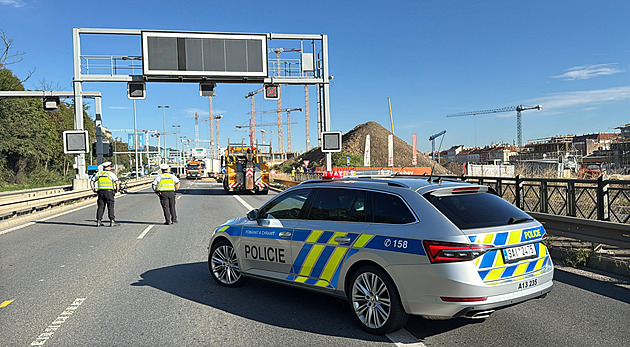 D6 u Unhoště uzavřela nehoda kamionů, na dálnici se vysypaly plastové lahve