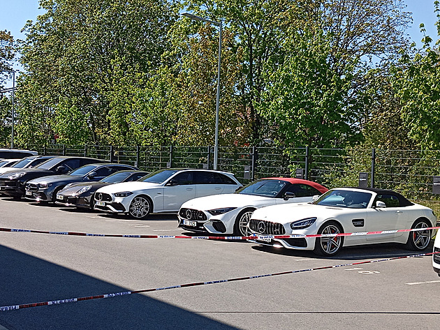 Policejní zátah v renomovaném autobazaru. Zabavená auta, ztracené peníze