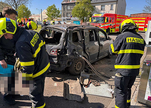 Na čerpací stanici explodovala nádrž auta na stlačený plyn, výbuch zranil řidiče