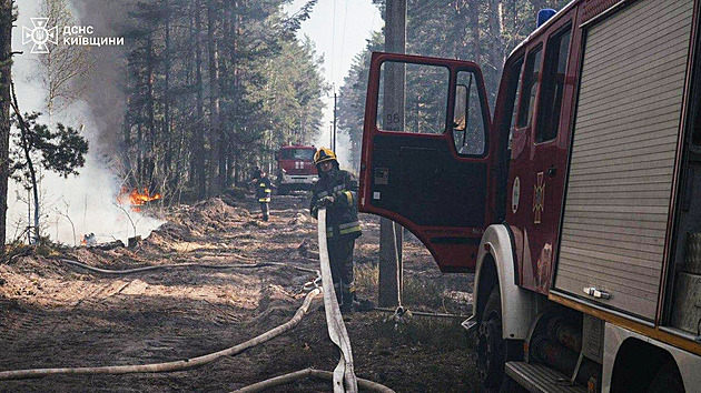 Hasiči v uzavřené zóně černobylské elektrárny bojují s požárem po pádu dronu