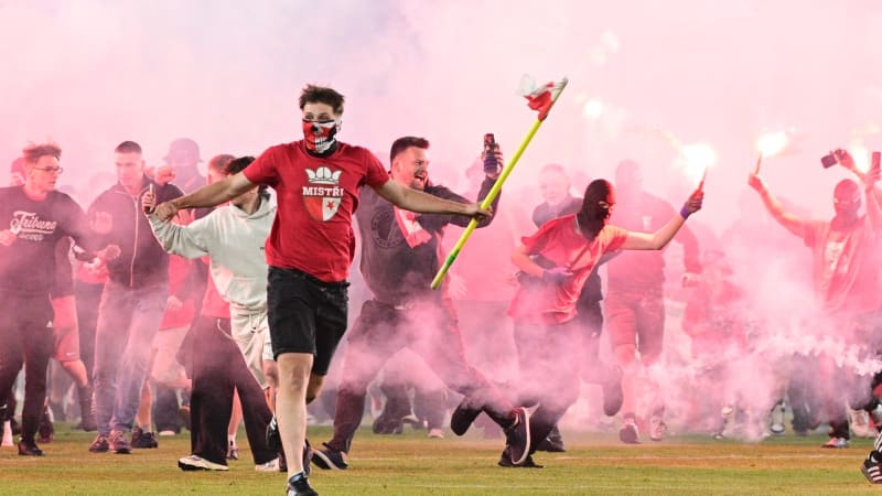 Skandál v Edenu. Slávisté vtrhli na hřiště a napadli hráče Sparty, zápas se nedohrál