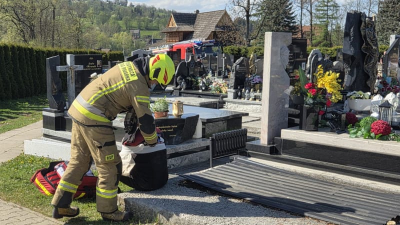 Poláci tahali z hrobu živého muže. Prolomila se pod ním betonová deska