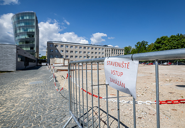 Dotace jsou na dostavbu univerzitní budovy, z ní ale po demolici moc nezbylo