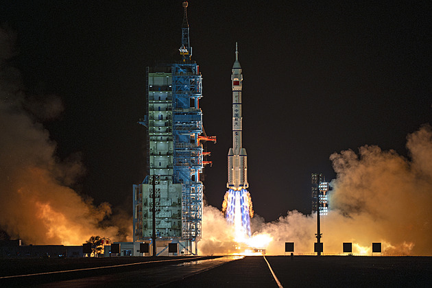 Čína vyslala tři astronauty na svou vesmírnou stanici. Jeden tam má žít rok
