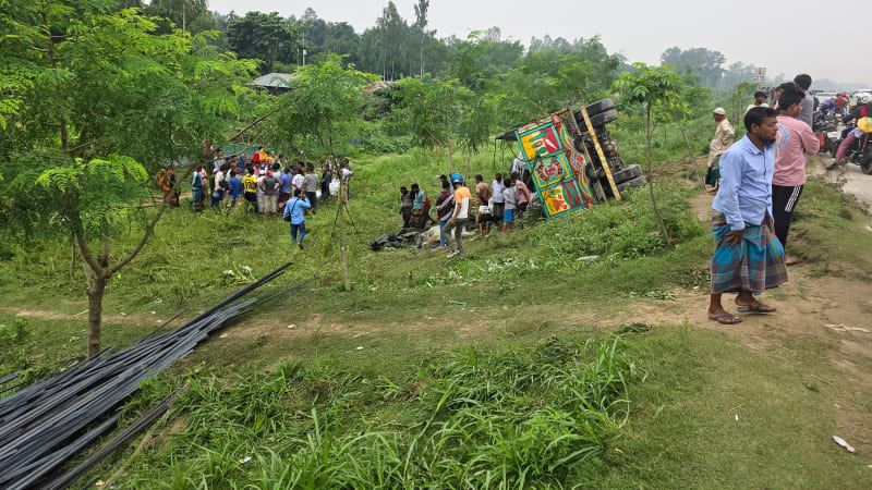 Smrt na korbě náklaďáku. V Bangladéši se převrátil vůz se stopaři, zemřelo nejméně 15 lidí