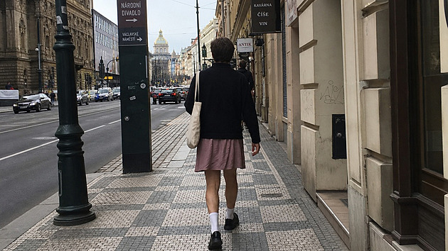 Muže v sukni neobsloužili, krejčová ho vykázala. Obchodu hrozí pokuta