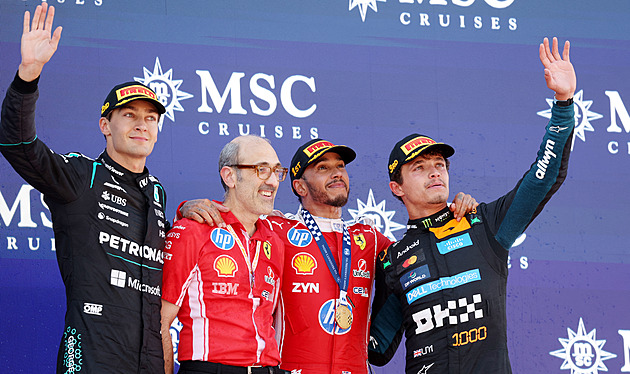 Na tohle formule 1 čekala téměř 60 let. Britští jezdci přepsali v Barceloně historii