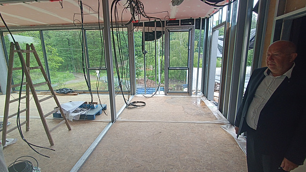 Nemocniční pavilon staví na dvoře své firmy. Na místo ho převeze 28 kamionů
