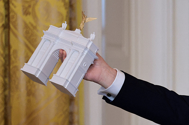 Zastiňoval by vše okolo, kritizovali Trumpův vítězný oblouk tamější památkáři