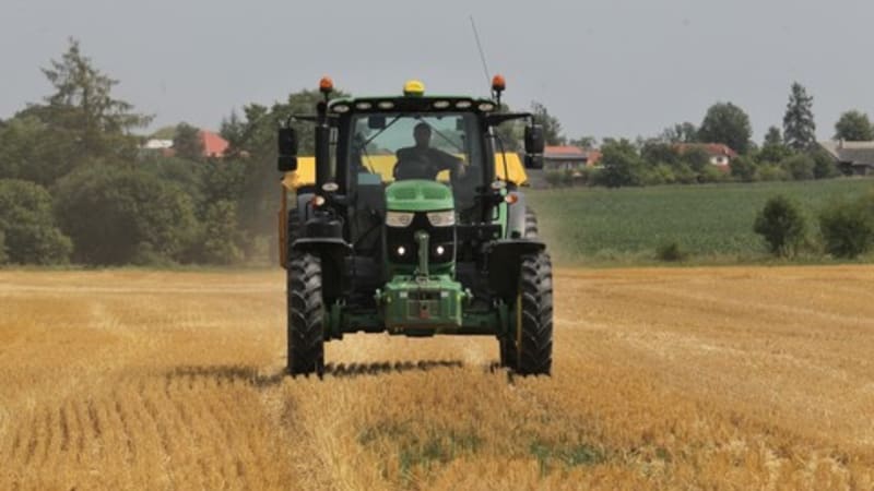 Vestec sužuje zápach z hnojení pole. Nevolejte hasiče, situaci již řešili, apeluje obec