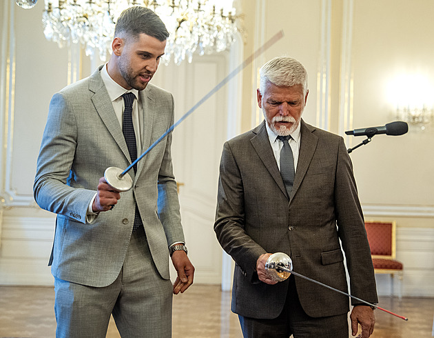 Prezident dostal pádlo i fleret. Třeba ho využijete v kampani, smál se Choupenitch
