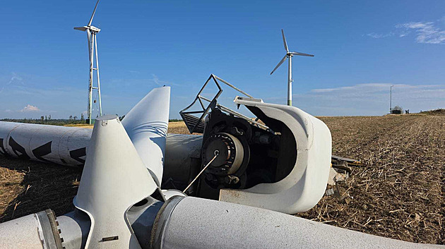 Posměch a zadostiučinění nad pádem větrné elektrárny. Ozval se Turek i Nacher