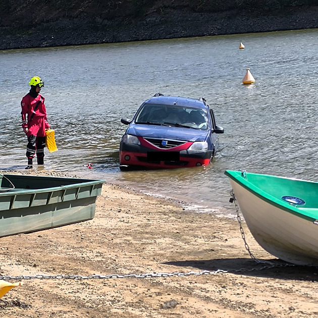 Smolný den na přehradě. Muž utopil auto a sám uvázl s člunem uprostřed vody